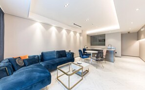 Suite (VIP Family - 2 Rooms) | Ropa de cama de alta calidad, artículos del minibar gratis y escritorio 