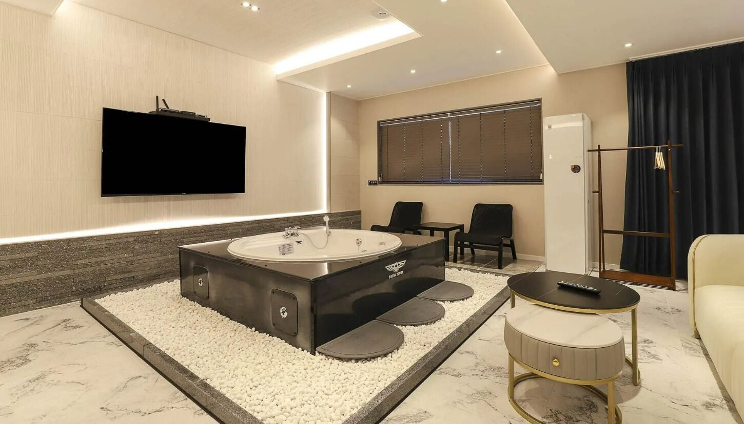 Suite Family Twin Avenue - Spa | Premium bedding, free minibar items, desk, laptop workspace