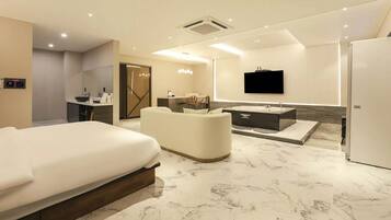 2 bedrooms, premium bedding, free minibar items, desk