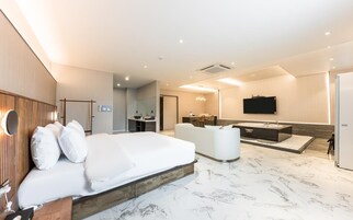 스위트 킹 에비뉴 – 스파 | 2 개의 침실, 고급 침구, 무료 미니바 품목, 책상