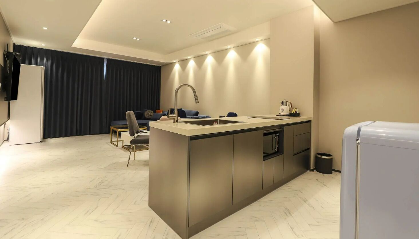 VIP Family Avenue - 2 Rooms | Premium bedding, free minibar items, desk, laptop workspace