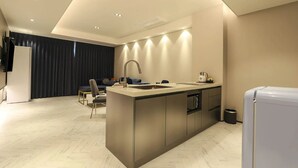 A modern kitchen with a central island, built-in dishwasher, and a sleek faucet. - Gyeongju H Avenue Hotel Bulguksa (Gyeongju)