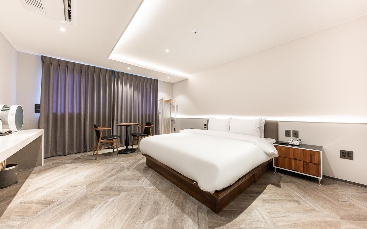 Deluxe Double Avenue | Premium bedding, free minibar items, desk, laptop workspace