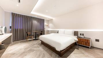 Deluxe Double Avenue | Premium bedding, free minibar items, desk, laptop workspace