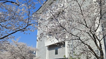 Um edifício com estilo arquitetônico moderno, com teto plano e grandes janelas.