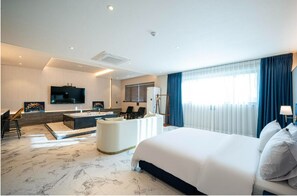 Suite King Avenue - Spa | 2 bedrooms, premium bedding, free minibar items, desk