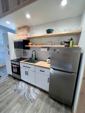 Réfrigérateur, micro-ondes, four, plaque de cuisson