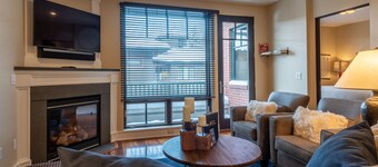 Evergreen Condo 26 - Roomy Downtown Condo, Walk to Everything