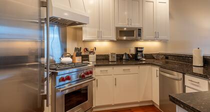 Evergreen Condo 26 - Roomy Downtown Condo, Walk to Everything