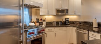 Evergreen Condo 26 - Roomy Downtown Condo, Walk to Everything