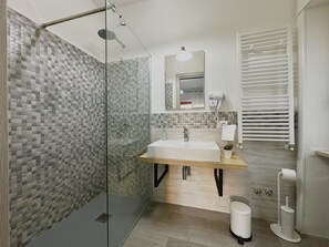 Douche, sèche-cheveux, serviettes fournies, savon