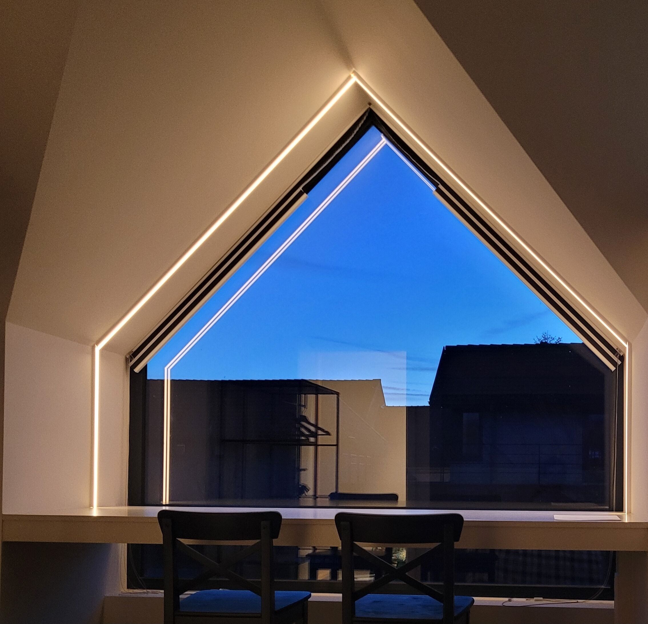 Ropa de cama de alta calidad y espacio para trabajar con laptop 