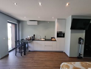 Comfort Studio | Premium bedding, laptop workspace, free WiFi, bed sheets - b&b d'Ereplatse (Zuienkerke)