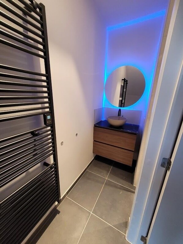 Comfort Room | Bathroom | Shower, rainfall showerhead, free toiletries, towels - b&b d'Ereplatse (Zuienkerke)