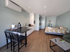 Comfort Studio | Premium bedding, laptop workspace, free WiFi, bed sheets - b&b d'Ereplatse (Zuienkerke)