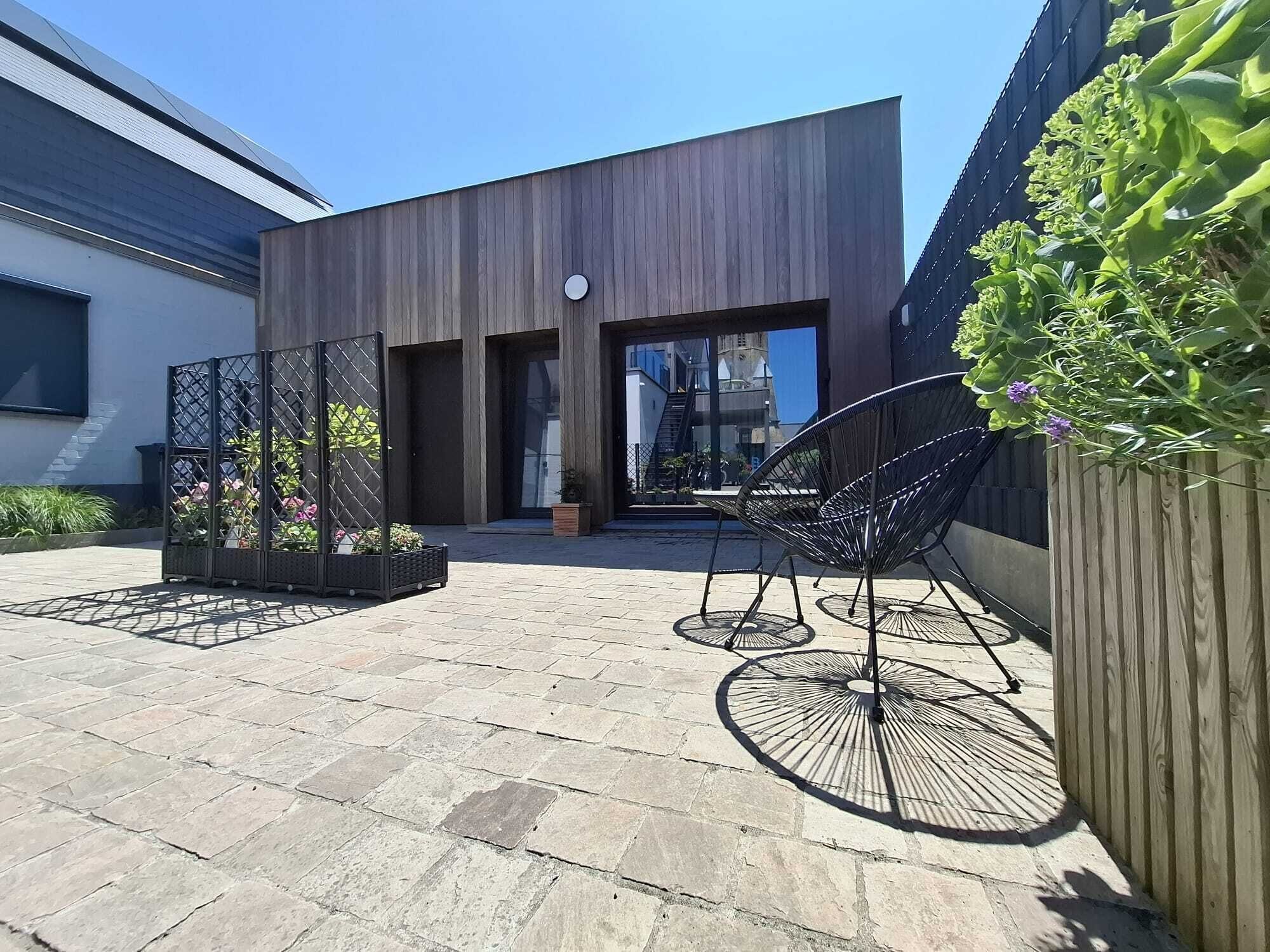 Studio – comfort | Sengetøy av topp kvalitet, skrivebord for bærbar PC og wi-fi (inkludert)