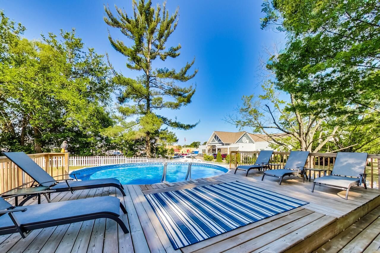 Heated pool hot tub fire pit large yard blocks to beach walk to all