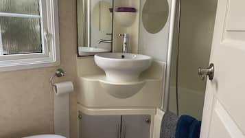 Chalet | Bathroom | Combined shower/tub, deep soaking tub, hair dryer, towels