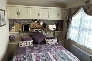 2 bedrooms, iron/ironing board, free WiFi, bed sheets - Captivating 2-bed Static Caravan on Private Land (Holyhead)