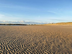 Chalet | Beach - Captivating 2-bed Static Caravan on Private Land (Holyhead)