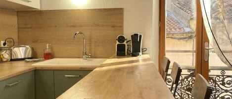 Een koelkast, een microgolfoven, een oven, een kookplaat