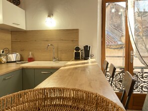 Kjøleskap, mikrobølgeovn, ovn og kokeplater