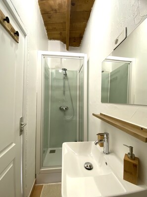 Dusj, hårføner, håndklær og såpe