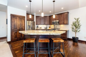 Fridge, oven, stovetop, dishwasher