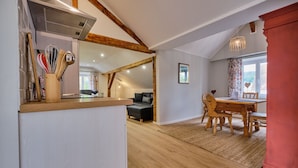 Amplio loft con cocina, una mesa de comedor y una zona de estar acogedora.