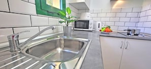 Cookware/dishes/utensils, dining tables - Ferienwohnung Calma, in Costa Calma, Gemeinschaftspool, Terrasse, Wifi (Costa Calma)