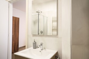 Comfort Room, 1 Bedroom | Bathroom | Rainfall showerhead, hair dryer, bidet, towels - Tenuta Don Alfonso  (Naples)