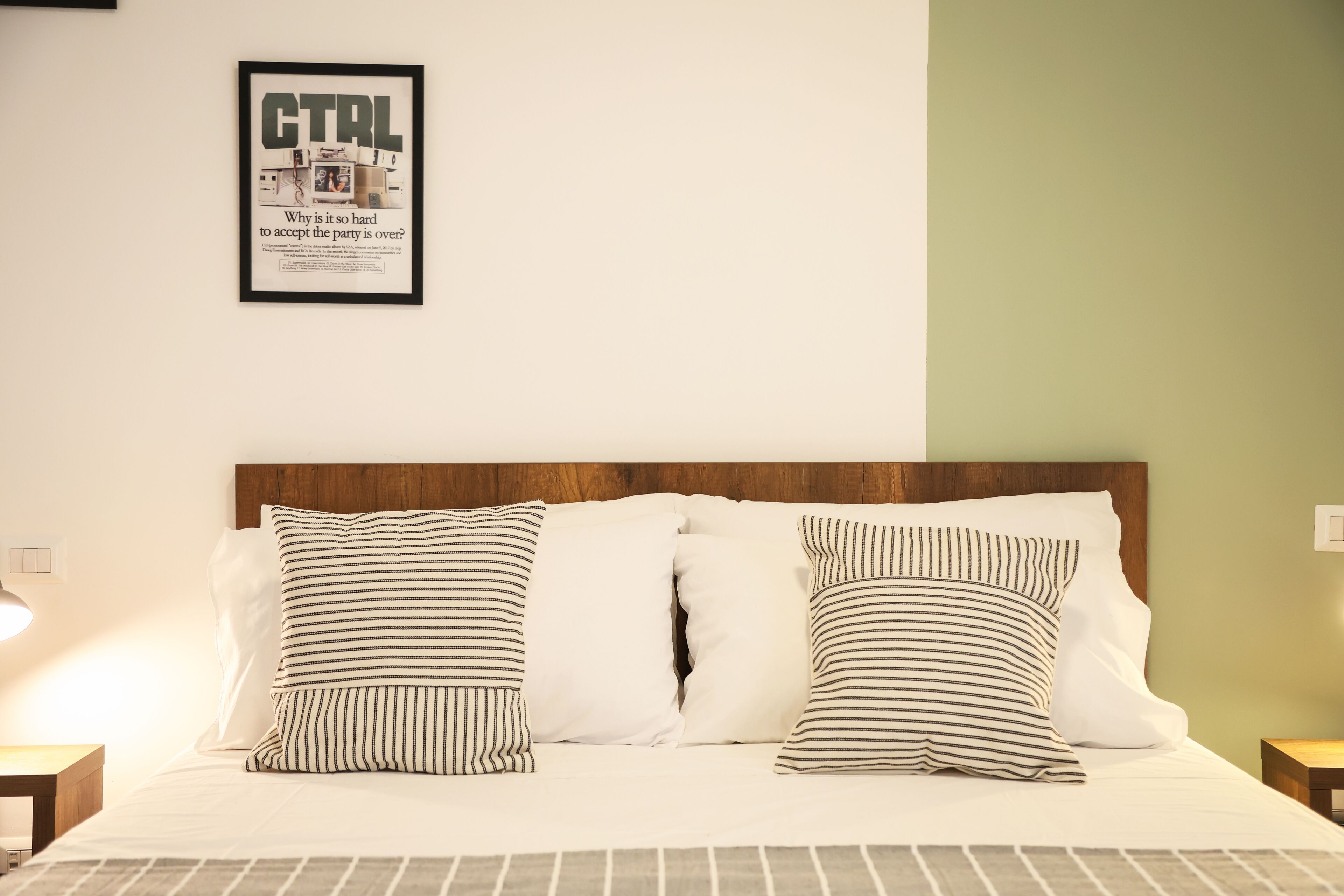 Camera Comfort, 1 camera da letto | Biancheria da letto ipoallergenica, copriletto in piuma, una scrivania