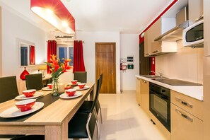 Køleskab, mikrobølgeovn, ovn, kogeplade