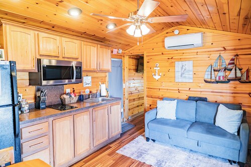 Cozy Lake Front Park Model on Douglas Lake with Hot Tub!