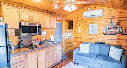 Cozy Lake Front Park Model on Douglas Lake with Hot Tub!