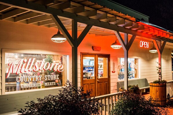 Outdoor dining - Cozy Lake Front Park Model on Douglas Lake! Close to area attractions! (Dandridge)