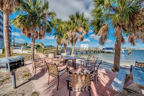 Outdoor dining - Sea Grape Bay #303 - Cozy Bay-View Home with Screened-in Lanai (Fort Myers Beach)