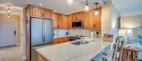 Een koelkast, een microgolfoven, een oven, een kookplaat