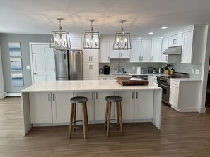 Fridge, microwave, oven, stovetop - Waterfront 2 bed 2bath on a beautiful tidal cove close to Bowdoin & the Islands (Brunswick)