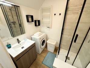 Een douche, een haardroger, toiletpapier