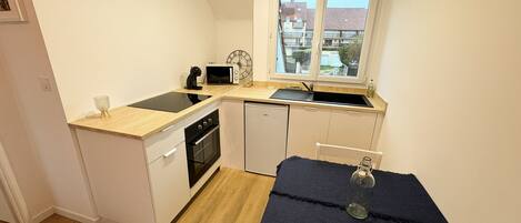 Réfrigérateur, micro-ondes, four, plaque de cuisson