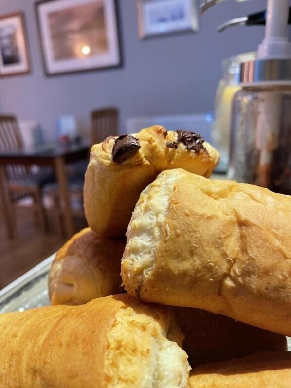 Una bandeja de pasteles con chispas de chocolate sobre una mesa en un restaurante.