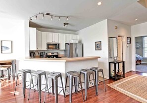 Frigorífico, microondas, horno y placa de cocina