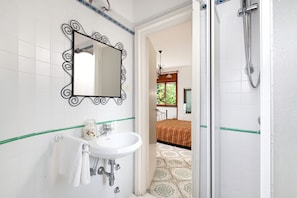 Een douche, een haardroger, handdoeken