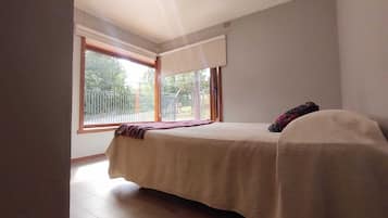 3 habitaciones, escritorio, wifi gratis y ropa de cama