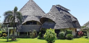 Exterior - Amani Paradise - 3bedroom villa with patio & pool (Diani Beach)