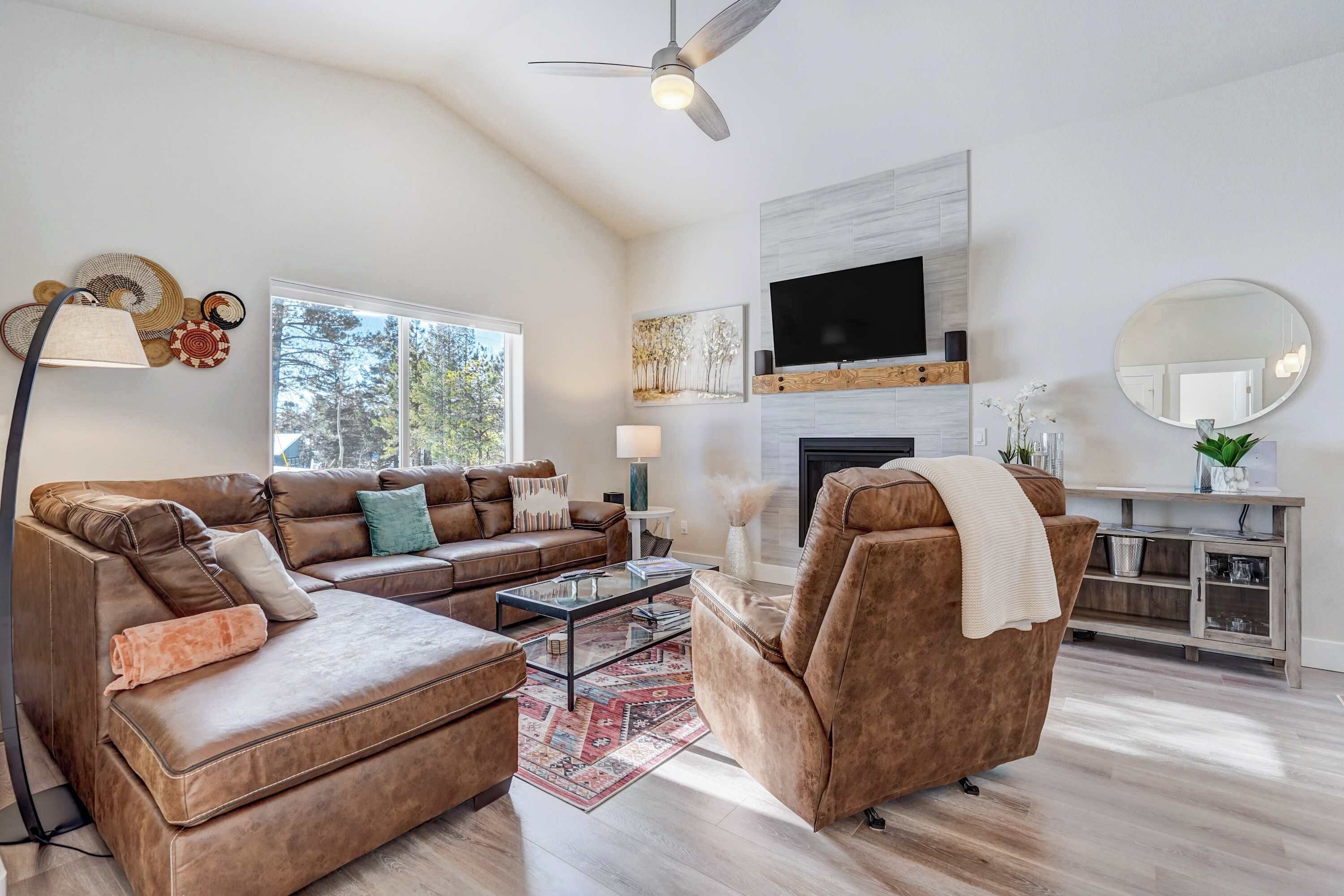 Tv, eldstad och kontor