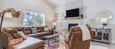 Televisión, chimenea, oficina