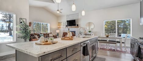 ثلاجة، ميكروويف، فرن، موقد طهي مسطح