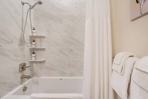 Shower, hair dryer, towels - Mountain Oasis! Hot Tub Private Lux Resort Nature (Florissant)